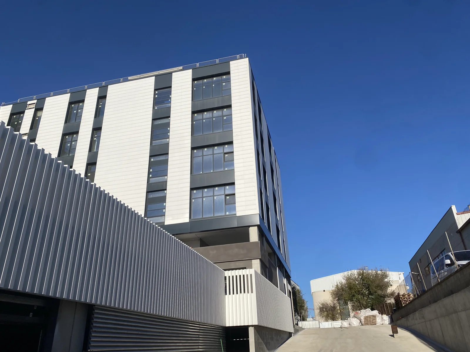 Fachada real de Fira Hub, oficinas en L’Hospitalet de Llobregat